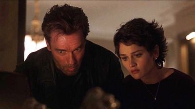 image de la news "Il était grossier et imbu de lui-même" : cette actrice garde un très mauvais souvenir d'Arnold Schwarzenegger sur le tournage d'un film d'action des années 90
