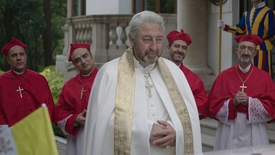 image de la news Kad Merad en pape ! Cette comédie "au côté nanar revendiqué" voit sa sortie sacrifiée. Pourquoi ?