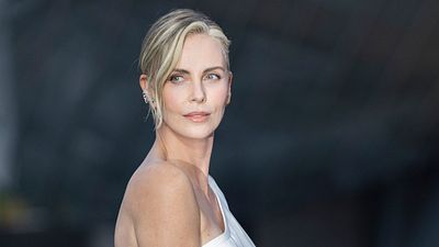 image de la news "Ce qu'elle a fait dans ce film était tout simplement incroyable" : selon Charlize Theron, cette actrice légendaire méritait largement un Oscar pour sa prestation il y a 21 ans