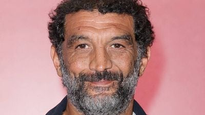 image de la news Culte depuis 19 ans ! Ramzy Bedia figurera dans cette série d'action historique sur Netflix... Aux côtés de Noomi Rapace !