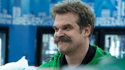 image de la news Hopper de Stranger Things vous manque ? Sa nouvelle série est déjà disponible et elle fait déjà parler d’elle !