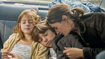 image de la news Le film le plus émouvant de cette fin d'année ? Premières images de Camille Cottin et Juliette Armanet dans Les Enfants vont bien