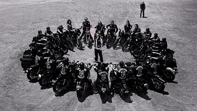 image de la news Ce soir sur Disney+ : le charisme de Charlie Hunnam illumine cette série sans concession