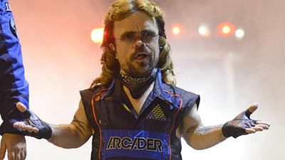 image de la news Coupe mulet et bazooka, Peter Dinklage équipé pour le tournage de Pixels