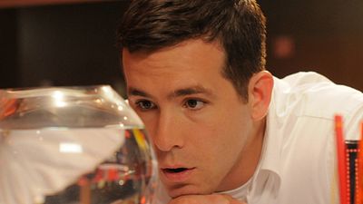 image de la news Deadpool : la première photo officielle de Ryan Reynolds dans le costume !