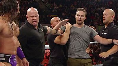 image de la news Provoqué par un catcheur de la WWE, Stephen -Arrow- Amell monte sur le ring !