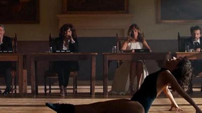 image de la news César 2016 : bas résille, saut de l'ange... Florence Foresti parodie Flashdance 