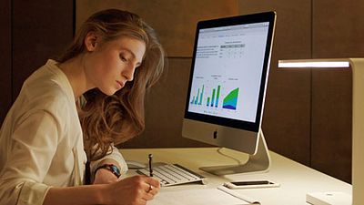 image de la news Bande-annonce Tout de suite maintenant : Agathe Bonitzer et Vincent Lacoste dans les méandres de la haute finance