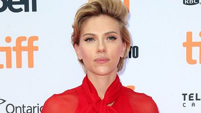 image de la news Scarlett Johansson ressemble à une business woman sur les premières images de la comédie Rock That Body