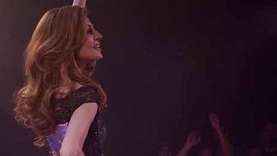 image de la news Teaser Dalida : la célèbre chanteuse nous apparaît solaire et sombre à la fois
