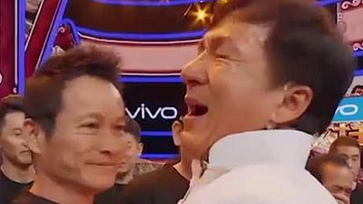 image de la news Jackie Chan fond en larmes en retrouvant ses premiers disciples