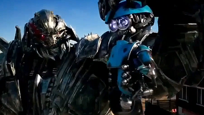 image de la news Transformers 5 : des mini-dinobots, Grimlock et Squeeks dans le nouveau spot TV !