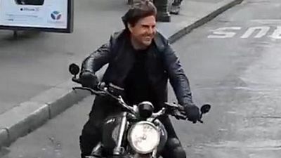image de la news Mission Impossible 6 : Tom Cruise à fond sur sa moto dans les rues de Paris !