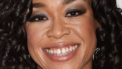 Shonda Rhimes, la créatrice de Grey's Anatomy et Scandal, signe chez Netflix