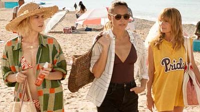 image de la news Bande-annonce MILF : sexe, plage et jeunes garçons pour Axelle Laffont et Virginie Ledoyen