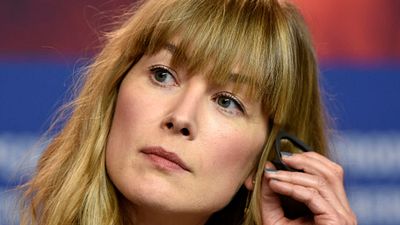 image de la news 007 joué par une femme ? L'ancienne James Bond Girl Rosamund Pike est contre !
