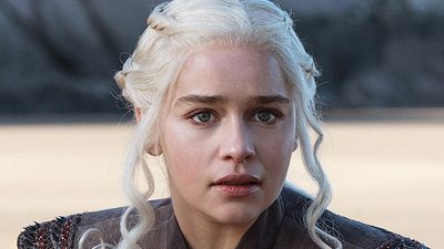 image de la news Game of Thrones : Emilia Clarke suspecte que plusieurs fins seront tournées