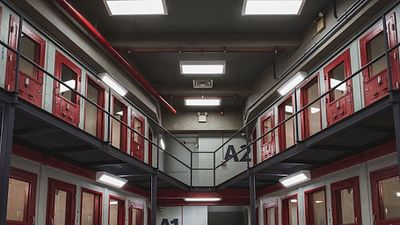 image de la news Orange Is The New Black saison 6 : découvrez le nouveau générique... et la nouvelle prison !