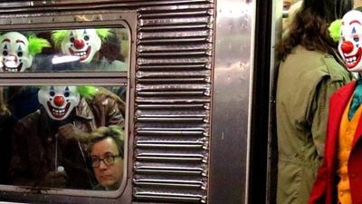 Joker : Joaquin Phoenix terrorise le métro new-yorkais dans les nouvelles photos de tournage