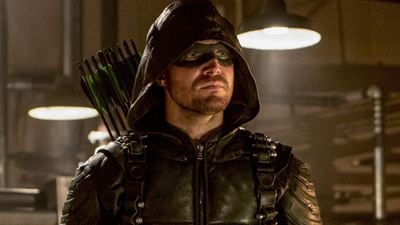 Arrow saison 7 : Oliver Queen traque le nouveau justicier dans le teaser de l'épisode 10