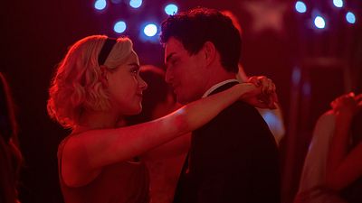 image de la news Les nouvelles aventures de Sabrina saison 2 : Netflix tease un triangle amoureux dans les premières photos