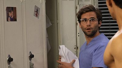 image de la news Grey's Anatomy : qui est Jake Borelli, l'interprète du Dr Schmitt dans la série médicale de TF1 ?