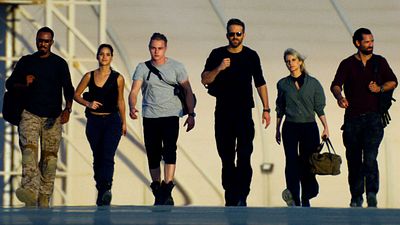 image de la news 6 Underground de Michael Bay sur Netflix : une bande-annonce explosive avec Ryan Reynolds et Mélanie Laurent   