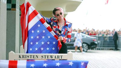 image de la news Deauville et ses cabines de plage mythiques : d'où vient la tradition des noms de stars ?