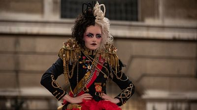 image de la news Cruella par sa cheffe costumière Jenny Beavan : "Il y a toujours une histoire derrière les tenues"