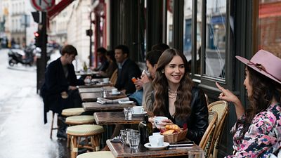 image de la news Emily in Paris sur Netflix : le tournage de la saison 2 énerve de nombreux Parisiens