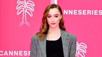 image de la news CANNESERIES 2021 : Phoebe Dynevor raconte sa scène préférée de Bridgerton et sa participation au remake britannique de Dix pour cent
