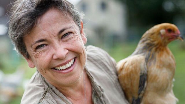 image de la news “Il a débarqué à la maison comme une fleur”, un prétendant s’est invité chez Manuela (L’amour est dans le pré) contre son gré !