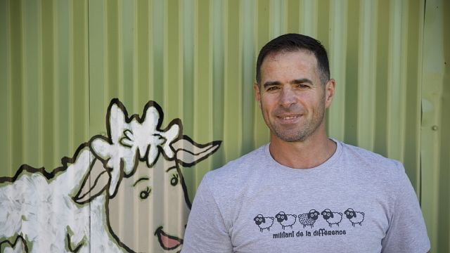 image de la news L’amour est dans le pré 2024 (portrait) : qui est Stéphane, cet agriculteur qui a la maladie de Lyme ?