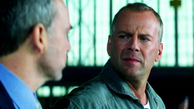 image de la news "Un navet que je regrette d'avoir fait" : cet acteur ne veut plus entendre parler de ce film catastrophe culte qu'il a tourné avec Bruce Willis il y a 29 ans