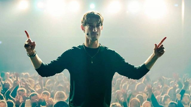 image de la news "On ne va pas faire un faux Cyril Hanouna" : le scénariste de Gourou revient sur la scène très commentée du film avec Pierre Niney