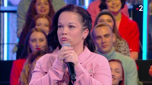 image de la news Qui est Jennifer, la nouvelle Maestro de N’oubliez pas les paroles qui a piqué la place à Cindy ?