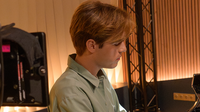 image de la news Tout pour la lumière : "Je suis honoré de reprendre cette chanson", les confidences de Clément Massy (Eden) sur cet énorme tube qu'il interprète dans la série