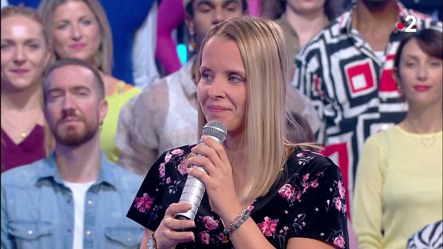 image de la news "Ca intrigue", Cindy de N'oubliez pas les paroles perturbe Nagui et Fabien avec un détail physique de Cindy
