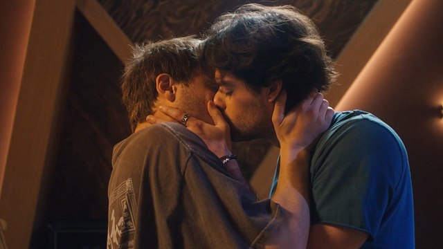 image de la news Un nouveau couple aussi culte que Jayane dans Demain nous appartient ? Julian et Hadrien font craquer les fans dans Tout pour la lumière