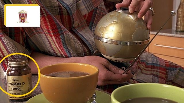 The Truman Show : faites pause à 39 minutes et 19 secondes, et regardez juste à côté du bol de chocolat chaud