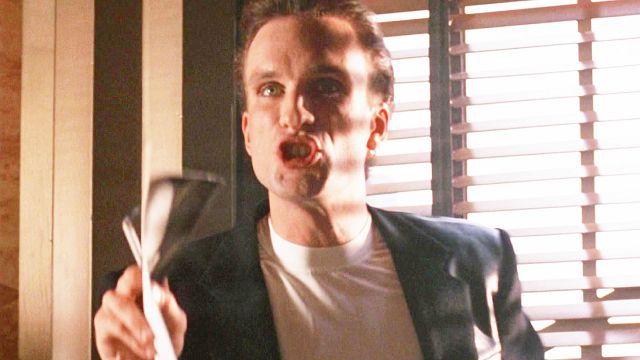 image de la news Vous vous souvenez de lui ? 32 ans après son face-à-face avec Jim Carrey, ce méchant culte des années 90 est toujours aussi percutant