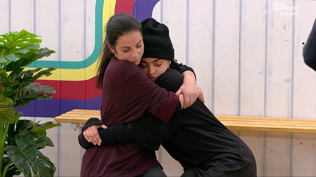 image de la news Star Academy : Candice fond en larmes dans les bras d’un professeur, elle est au bout du rouleau !