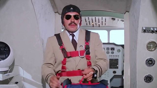 image de la news Il y a 47 ans, cet acteur français a affronté James Bond dans les airs, et il est impossible de le reconnaître !