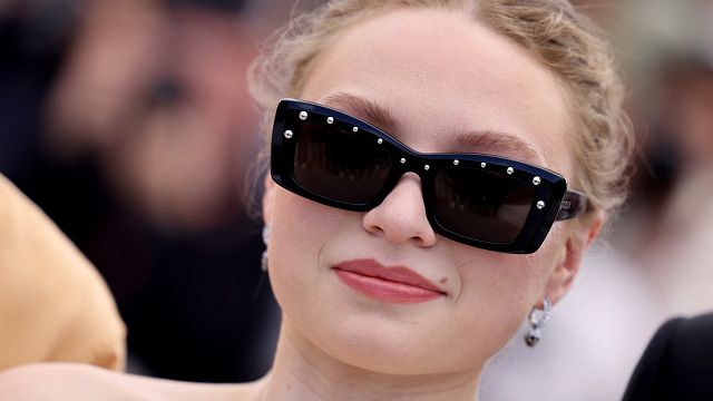 image de la news Après une standing ovation de 8 minutes à Cannes, la fille de cette immense actrice joue dans cette série romantique notée 3,7 sur 5