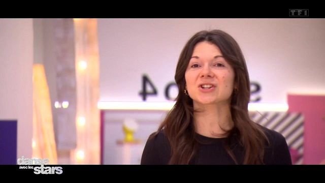 image de la news Danse avec les stars : Juju Fitcats se confie sur l'origine de sa mèche blanche qu'elle a depuis ses 8 ans