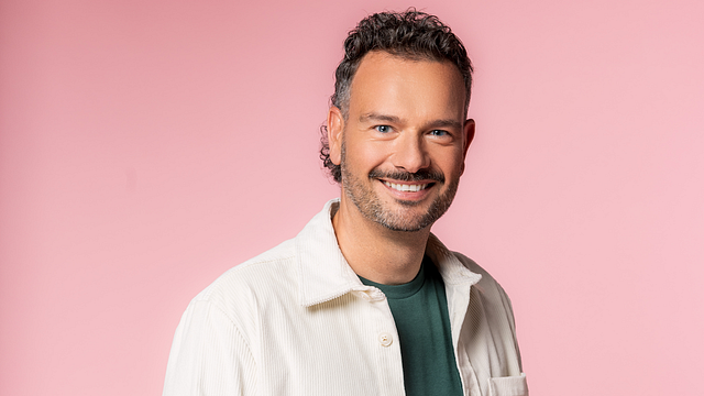 image de la news Le nouveau prof de théatre Hugues Hamelynck (Star Academy) a-t-il reçu des conseils de Pierre De Brauer ? Il répond !