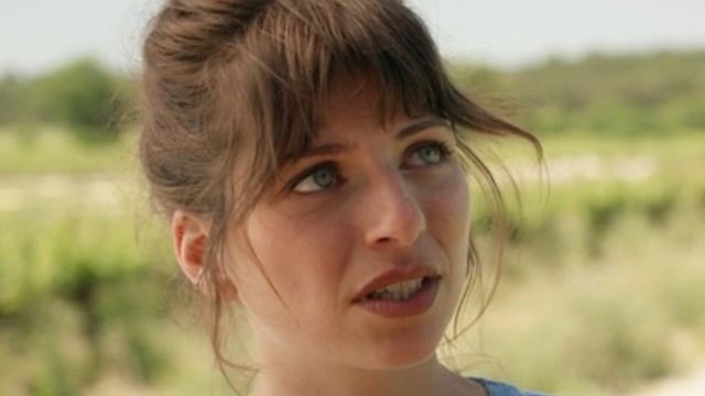 image de la news Un Si Grand Soleil : Elodie va-t-elle tromper Elise avec Pauline ?