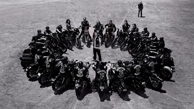 image de la news Ce soir sur Disney+ : le charisme de Charlie Hunnam illumine cette série sans concession