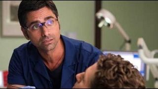 John Stamos va faire renaître les "Dead Lawyers"