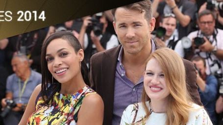 Cannes 2014 : Rosario Dawson et Ryan Reynolds font le show devant les photographes !